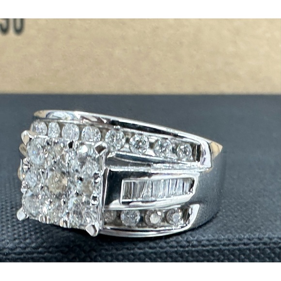 Beautiful CERTIFIED JEWELRY!!! Authentic and New!Platinum, Diamond Wedding Ring. - Picture 2 of 7